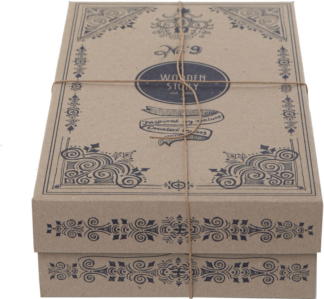 Eine detailreiche Verpackung des Regenbogen Steckspielzeugs aus Karton, verziert mit schwarzen Ornamenten und versehen mit einem Band. Das Produkt besteht aus 26 bunten Holzblöcken zum Stecken und Spielen.