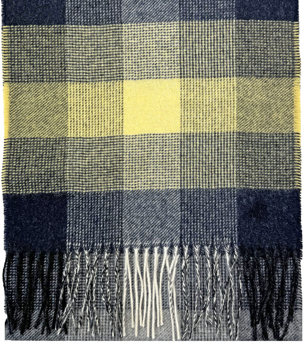 Kaschmirschal "Cedric" mit großem Karo-Muster in Dunkelblau, Gelb und Grau. Das Gewebe wirkt besonders weich und luxuriös. Die Enden sind mit langen Fransen versehen. Ideal als warmes Accessoire im Herbst und Winter, elegant gestaltet und hochwertig verarbeitet.