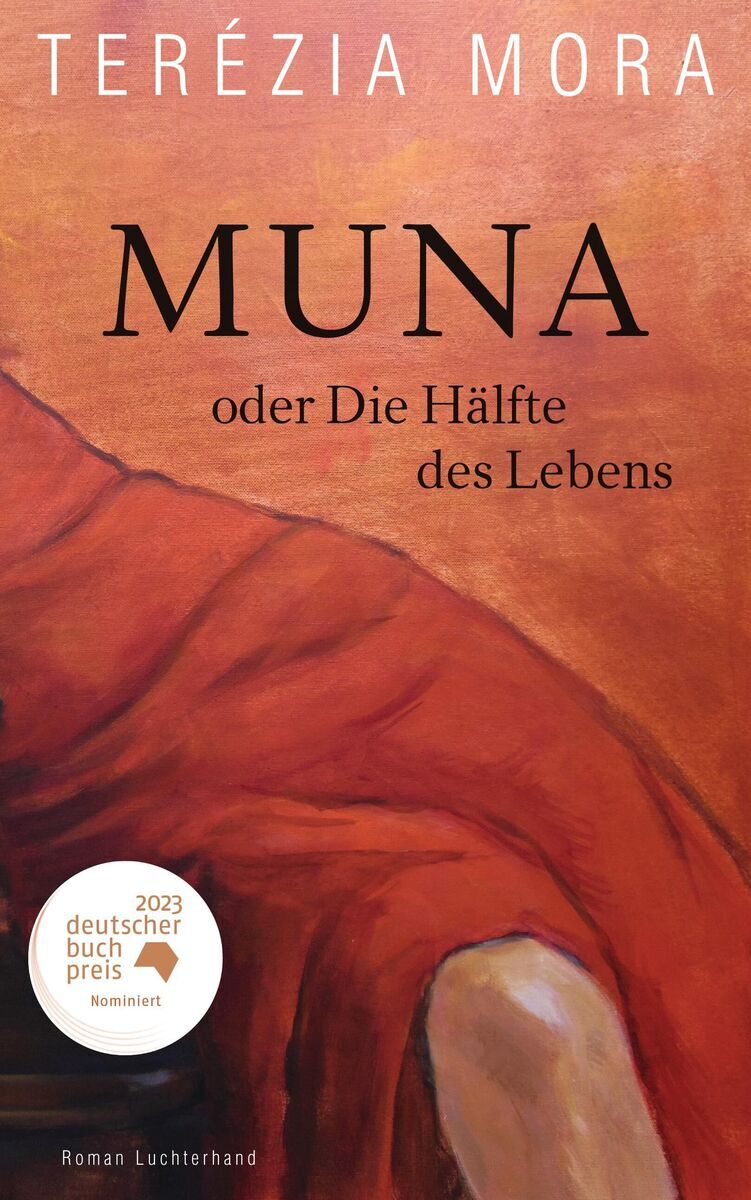 Buchcover von 'Muna oder Die Hälfte des Lebens' von Terézia Mora. Der Hintergrund ist rotbraun, mit einem weißen Siegel des Deutschen Buchpreises für 2023. Der Titel ist in großen schwarzen Buchstaben geschrieben.