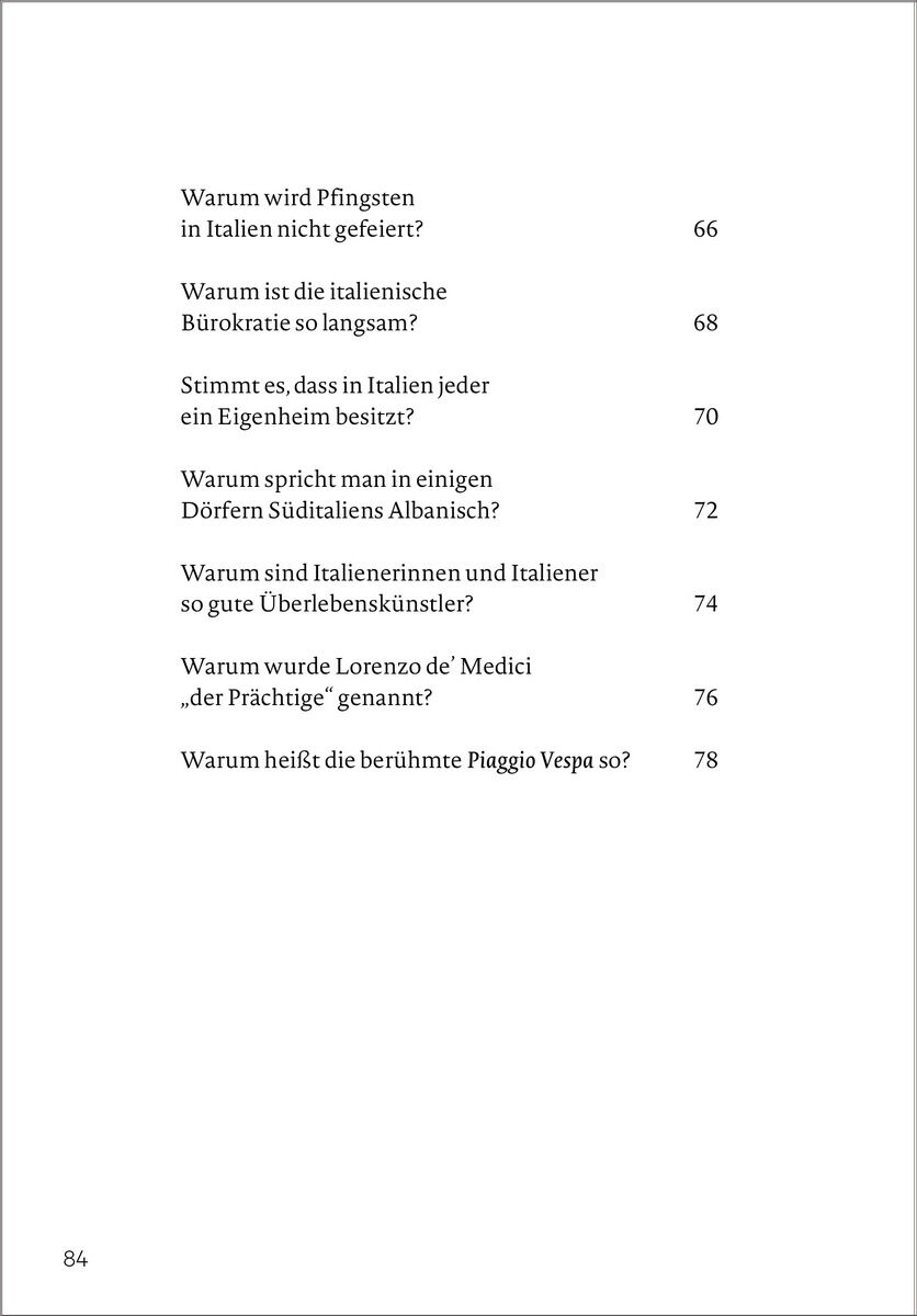 Inhaltsseite eines Buches mit dem Titel 'Adesso Buch: Italien verstehen - 30 verblüffende Antworten auf 30 kluge Fragen'. Auf der Seite sind verschiedene Fragen zum Thema Italien abgedruckt, die Neugier auf die italienische Kultur wecken.