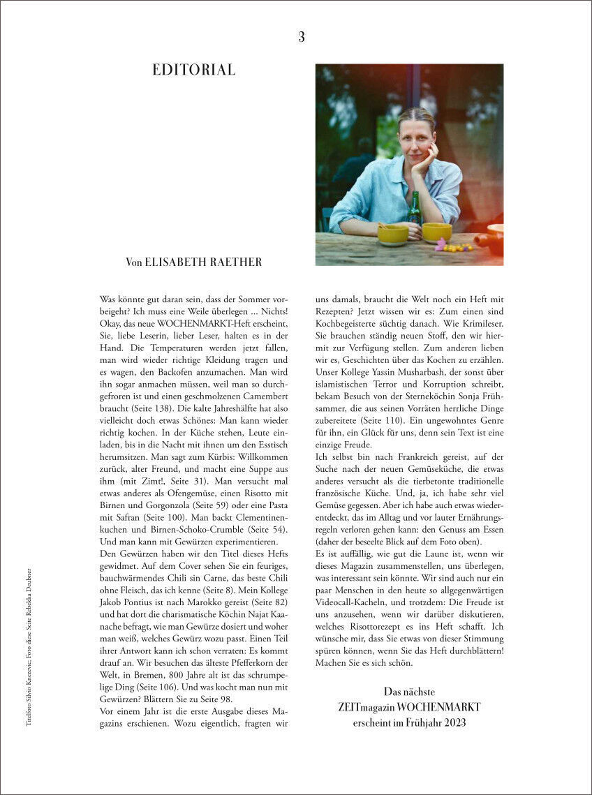 Das Bild zeigt eine Seite des ZEITmagazin WOCHENMARKT 3/22 mit einem Editorial von Elisabeth Raether. Auf der linken Seite befindet sich der Text des Editorials, während auf der rechten Seite ein farbiges Porträtfoto von Elisabeth Raether zu sehen ist. Der Hintergrund des Bildes ist weiß, und der Text ist in Schwarz gedruckt.