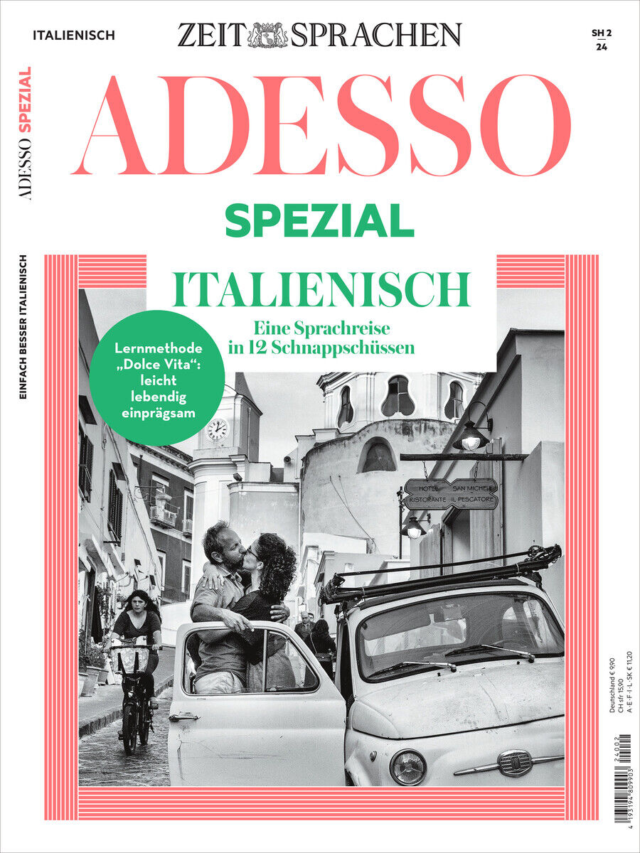 Titelblatt eines Magazins mit dem Titel 'Adesso Spezial', das sich auf die italienische Sprache und Kultur konzentriert. Zu sehen sind Menschen in einem Auto vor einer typisch italienischen Straße. Der Text beschreibt eine spezielle Ausgabe zum Italienischlernen durch Reisen und Schnappschüsse.