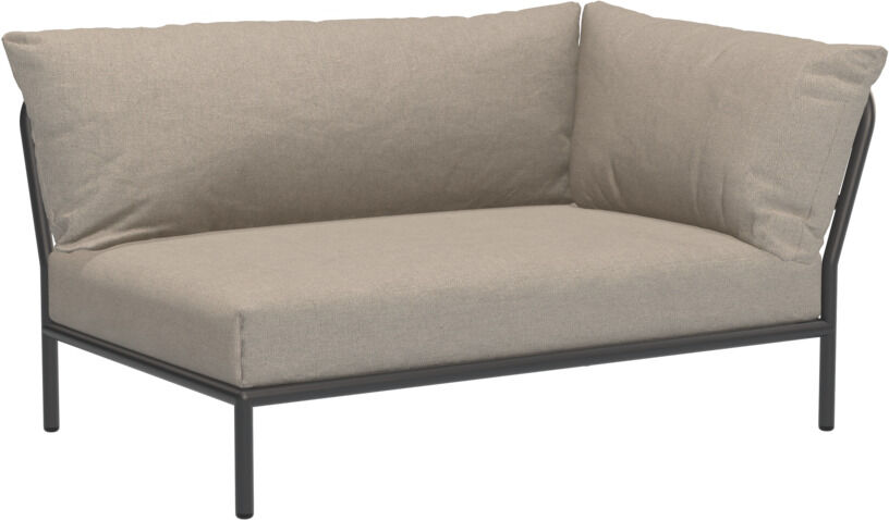 Ein modernes Ecksofa mit rechtwinkligem Design. Es hat beige Polster und schlanke schwarze Metallfüße. Perfekt für eine stilvolle und bequeme Wohnzimmergestaltung.