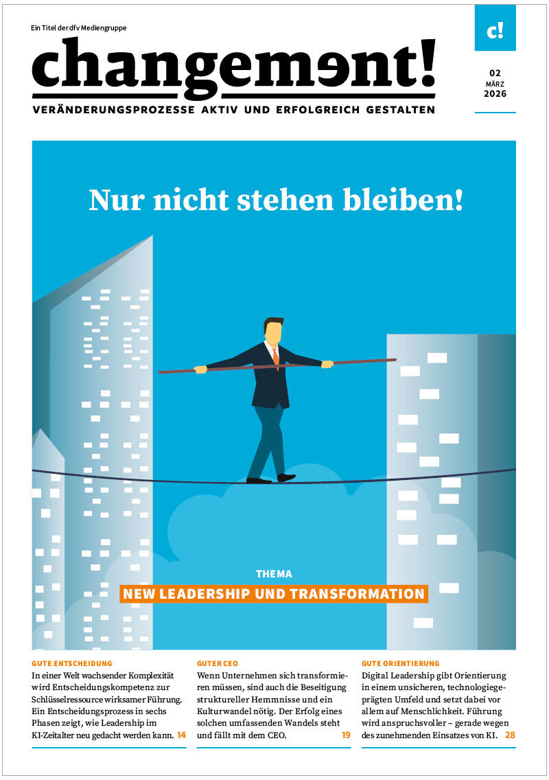 Magazincover von changement! Ausgabe 02/2026: Ein Mann im Anzug balanciert mit ausgestreckten Armen auf einem Seil zwischen Hochhäusern vor blauem Himmel. Titel: "Nur nicht stehen bleiben!" Thema: New Leadership und Transformation. Logos und Textelemente ergänzen das Layout.
