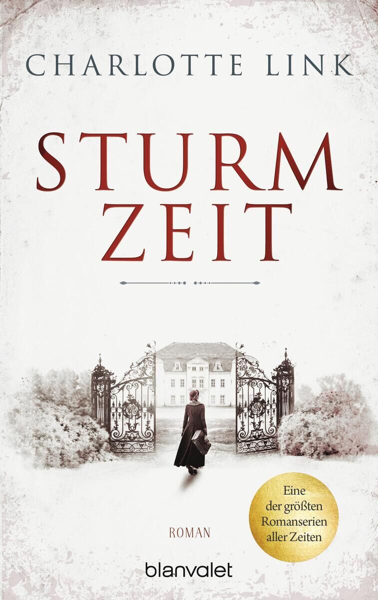 Buchcover des Romans 'Sturmzeit' von Charlotte Link. Das Cover zeigt eine Person, die auf ein großes, historisches Gebäude zugeht, eingerahmt von einem verzierten Tor und einigen kahlen Bäumen. Der Buchtitel 'Sturmzeit' und der Autorenname 'Charlotte Link' sind in roter und schwarzer Schrift dargestellt. Unten auf dem Cover sind die Worte 'Eine der größten Romanserien aller Zeiten' zu sehen.