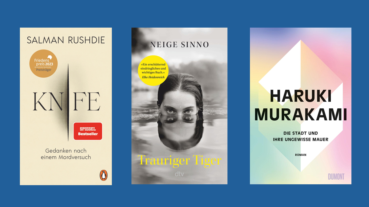 Link zur Kategorie Bücher mit großen Gefühlen. Drei Buchcover nebeneinander auf blauem Hintergrund: Links ist 'Knife' von Salman Rushdie mit beigem Cover, in der Mitte 'Trauriger Tiger' von Neige Sinno mit Schwarz-Weiß-Porträt und Text in Gelb, rechts 'Die Stadt und ihre ungewisse Mauer' von Haruki Murakami mit grün-lila Schrift auf weiß-lila Verlaufhintergrund. 