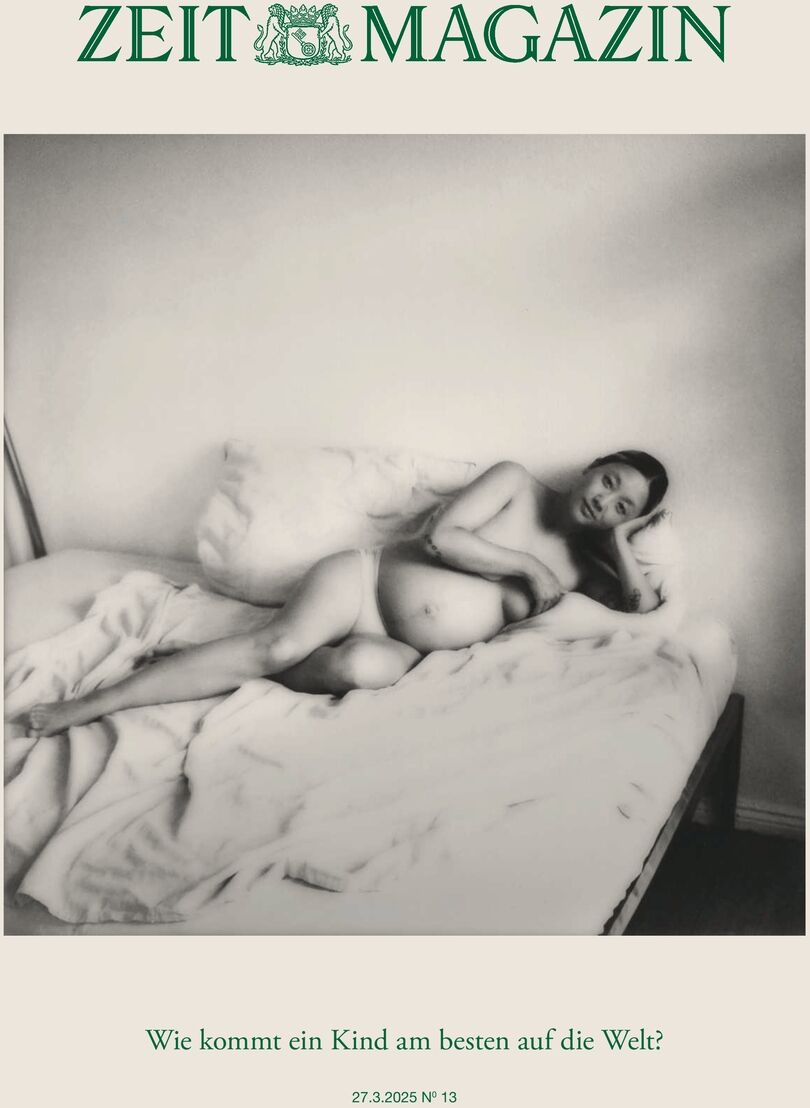 Schwarz-Weiß-Cover des ZEIT Magazins 13/2025 mit einer schwangeren Frau auf einem Bett liegend. Die Überschrift fragt: 'Wie kommt ein Kind am besten auf die Welt?'