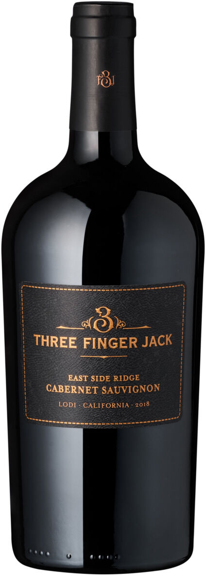 Eine Flasche Three Finger Jack East Side Ridge Cabernet Sauvignon aus Lodi, Kalifornien. Die Flasche ist schwarz mit einem goldenen Etikett und einer goldenen Schrift darauf. Sie wirkt edel und luxuriös.