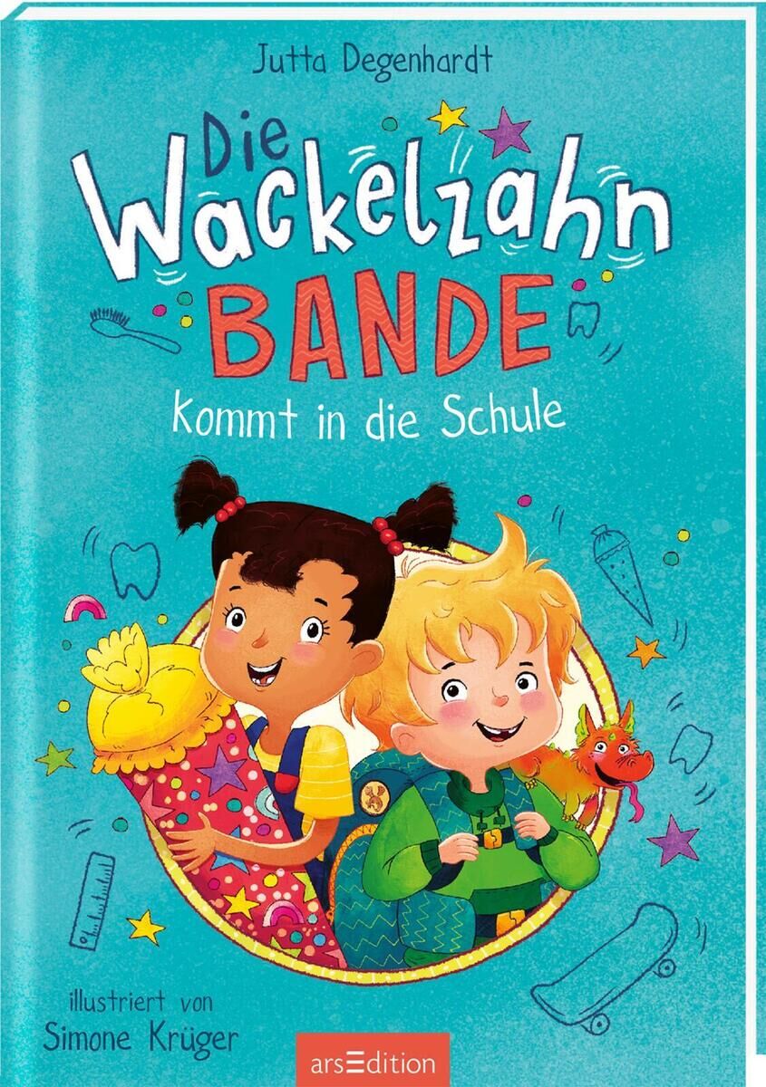 Das Cover des Buches 'Die Wackelzahn-Bande kommt in die Schule' von Jutta Degenhardt zeigt zwei fröhliche Kinder in bunter Kleidung vor einem blauen Hintergrund. Das Mädchen trägt einen rot-weißen Punkteschal und hält eine Tasse, während der Junge ein grünes Outfit trägt und lächelt. Der Hintergrund ist mit verschiedenen Schulsymbolen wie Stiften, Büchern und Sternen verziert.