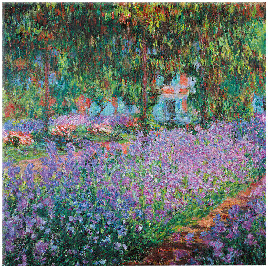 Glasbild von Claude Monet mit dem Titel »Irisbeet in Monets Garten«, zeigt ein farbenfrohes Blumenbeet mit Irisblumen in Lilatönen, umgeben von grüner Vegetation und einem Pfad, der durch den Garten führt.