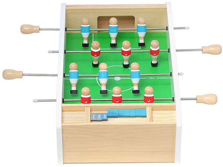 Ein kleiner Tisch-Fußballspiel aus Holz mit zwei Teams, eines in blau und eines in rot, auf einem grünen Spielfeld. Das Spiel hat vier Spiellenkstangen und einen Spielstandsanzeiger.