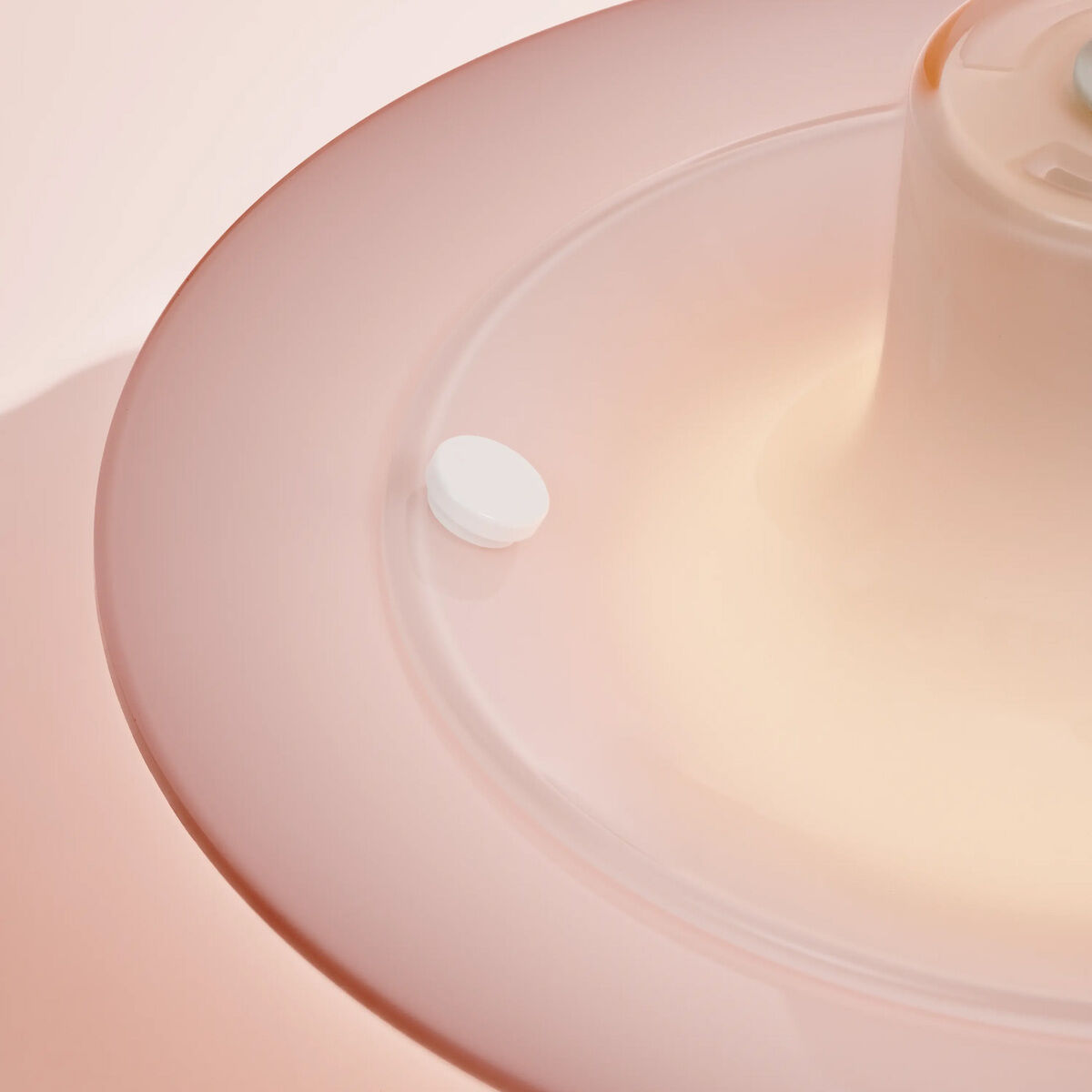 Detailansicht der Hängeleuchte »PH 5 320« von Louis Poulsen in opal pale rose. Glänzender, rosafarbener Schirm mit sanfter Lichtverteilung, weißes Farbakzentdetail, weiche Übergänge und elegante, minimalistische Formgebung aus pulverbeschichtetem Polymer.