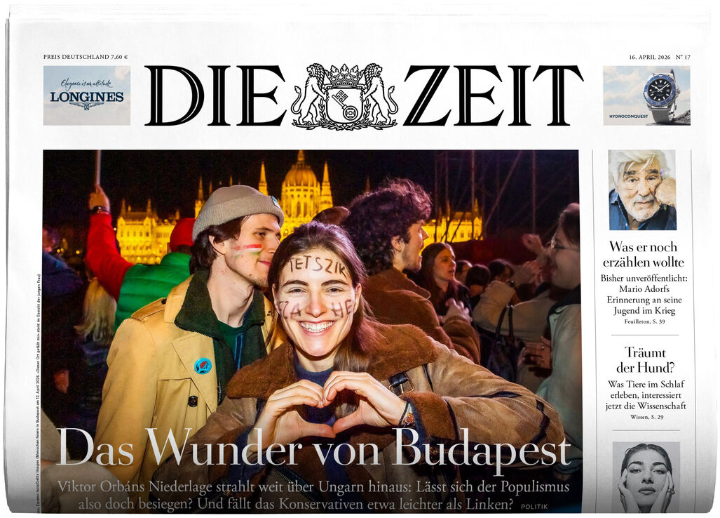 Titelseite der Zeitung DIE ZEIT 17/2026 mit großem Foto einer Menschenmenge in Budapest, im Vordergrund eine Frau lachend mit aufgemaltem Text im Gesicht, im Hintergrund das beleuchtete Parlamentsgebäude.