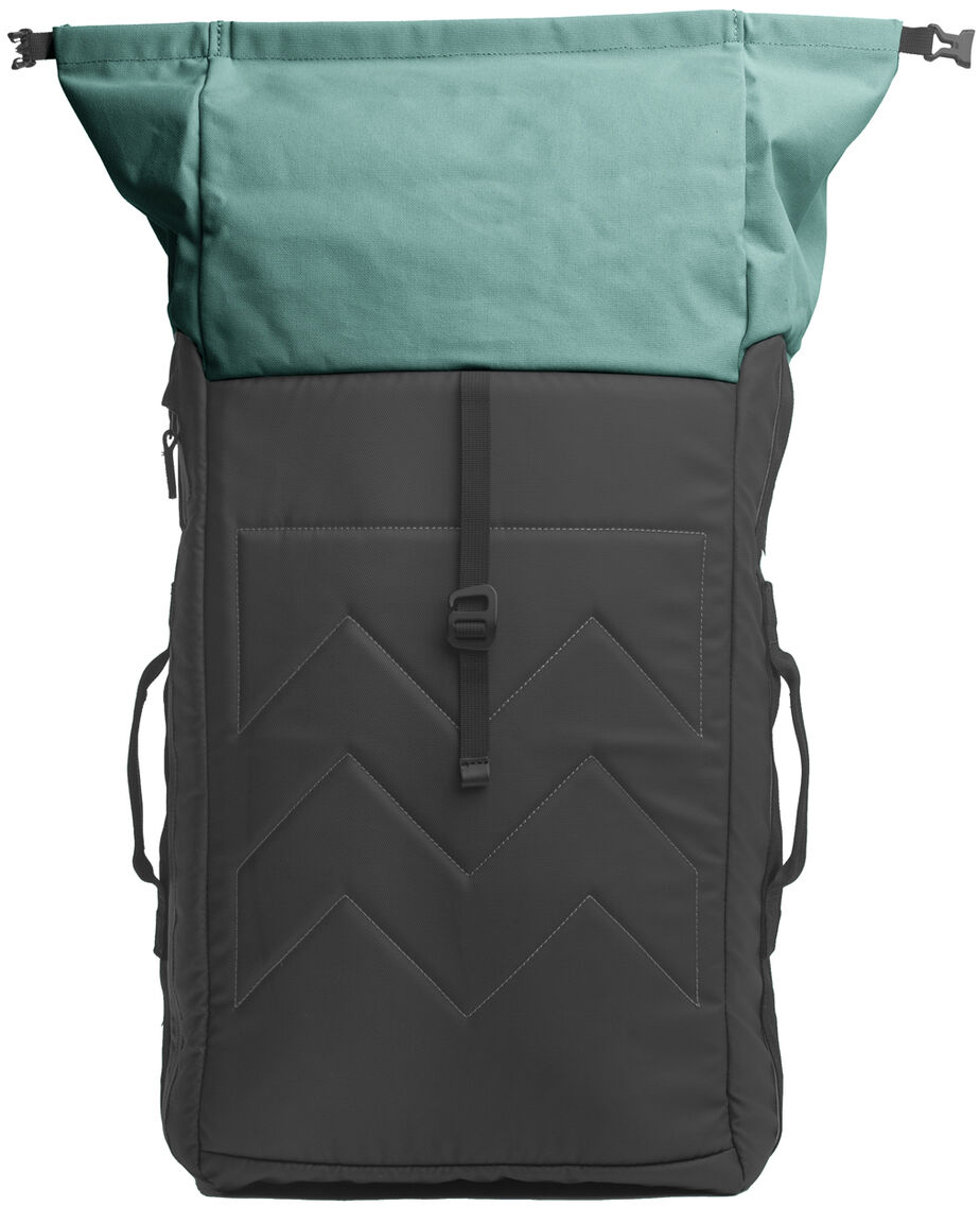 Der Mini Smögen Duffle ist ein moderner Rucksack mit einer wickelbaren Öffnung. Die obere Hälfte ist grün, während der untere Teil schwarz ist. Der Rucksack verfügt über Seitengriffe und mehrere Fächer für praktischen Stauraum.