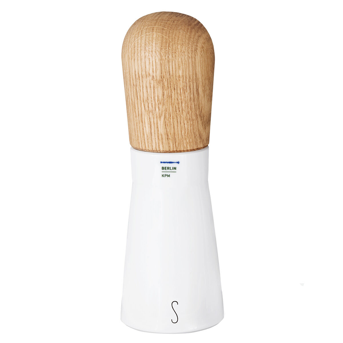 Zeit-Sonderedition Gewürzmühle »LAB« von KPM Berlin. Abgebildet ist eine elegante Gewürzmühle mit weißem Porzellankörper, schwarzer minimalistischer Schrift und einem glatten, hellbraunen Holzdeckel, freistehend vor weißem Hintergrund. Das Design wirkt modern und stilvoll.
