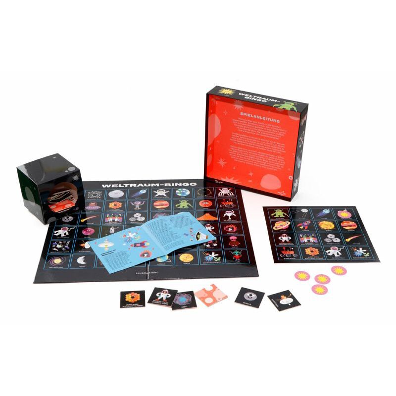 Weltraum-Bingo-Spiel mit Spielbrettern, Karten und einer farbigen Anleitung. Die Box mit bunten, weltraumbezogenen Illustrationen zeigt Planeten, Astronauten und Raumschiffe auf einem schwarzen Hintergrund. Das Spiel ist ausgelegt und sichtbar sind verschiedene Komponenten für mehrere Mitspieler.