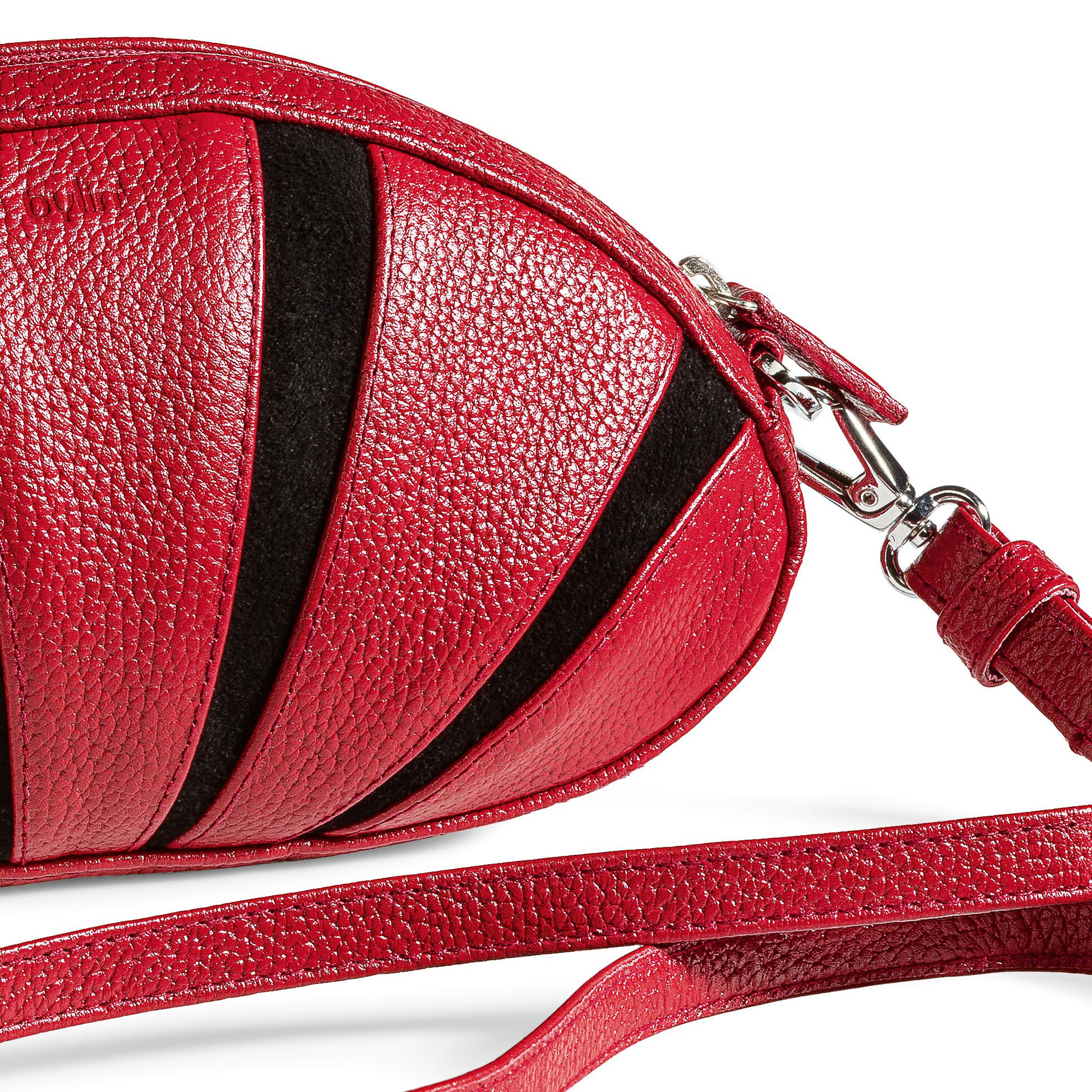 Detailreiche Aufnahme der Umhängetasche "Parachute" von Ars mundi Edition Max Büchner GmbH. Die Tasche besteht aus glattem, hochwertigem schwarzen Leder mit silbernen Metallelementen. Die rechteckige Form, die genähten Kanten und der verstellbare Schulterriemen verleihen ihr ein zeitlos elegantes Erscheinungsbild.