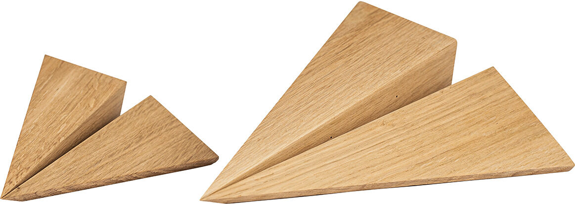 Zwei Holzflugzeuge in unterschiedlichen Größen liegen auf einer weißen Fläche. Beide Modelle zeigen ein minimalistisches Design und sind aus unbehandeltem Holz gefertigt.