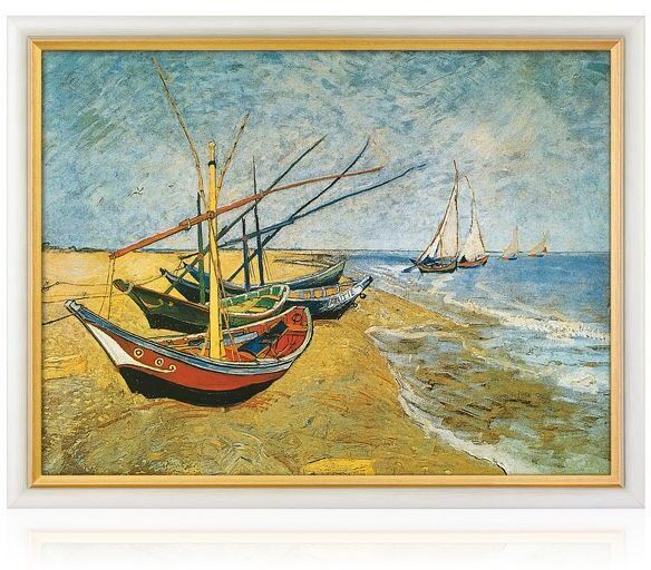 Ein Gemälde von Vincent van Gogh aus dem Jahr 1888 zeigt Fischerboote am Strand von Saintes-Maries. Das Bild besitzt einen goldenen Rahmen und zeigt Boote am Ufer unter einem blauen Himmel mit einigen Segelbooten im Hintergrund.