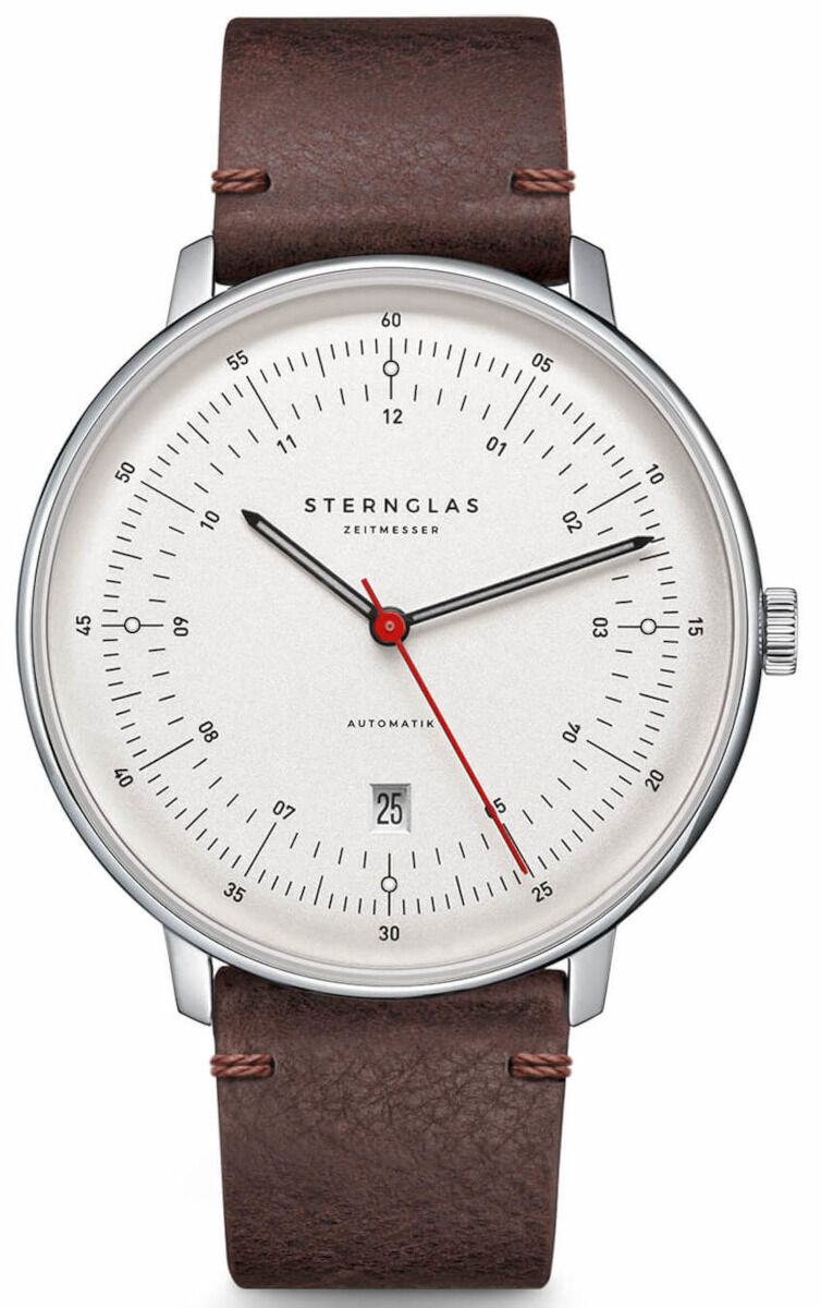 Eine minimalistische Armbanduhr der ZEIT-Sonderedition »Hamburg« in Silber mit einem Edelstahlgehäuse und braunem Lederarmband. Das weiße Zifferblatt zeigt feine Markierungen und einen roten Sekundenzeiger.