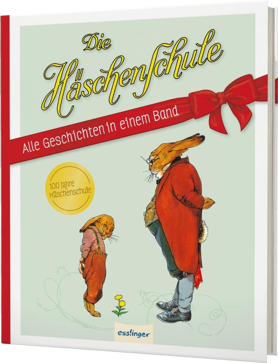 Das Buchcover von 'Die Häschenschule: Alle Geschichten in einem Band' zeigt zwei anthropomorphe Hasen in Kleidung. Der größere Hase, rechts in roter Kleidung, steht gegenüber einem kleineren, links in Brauntönen und einem Hut. Oberhalb der Illustrationen steht der Titel in geschwungenen Schriftzügen mit einem roten Band und einem goldenen Medaillon mit der Aufschrift '100 Jahre Häschenschule'.