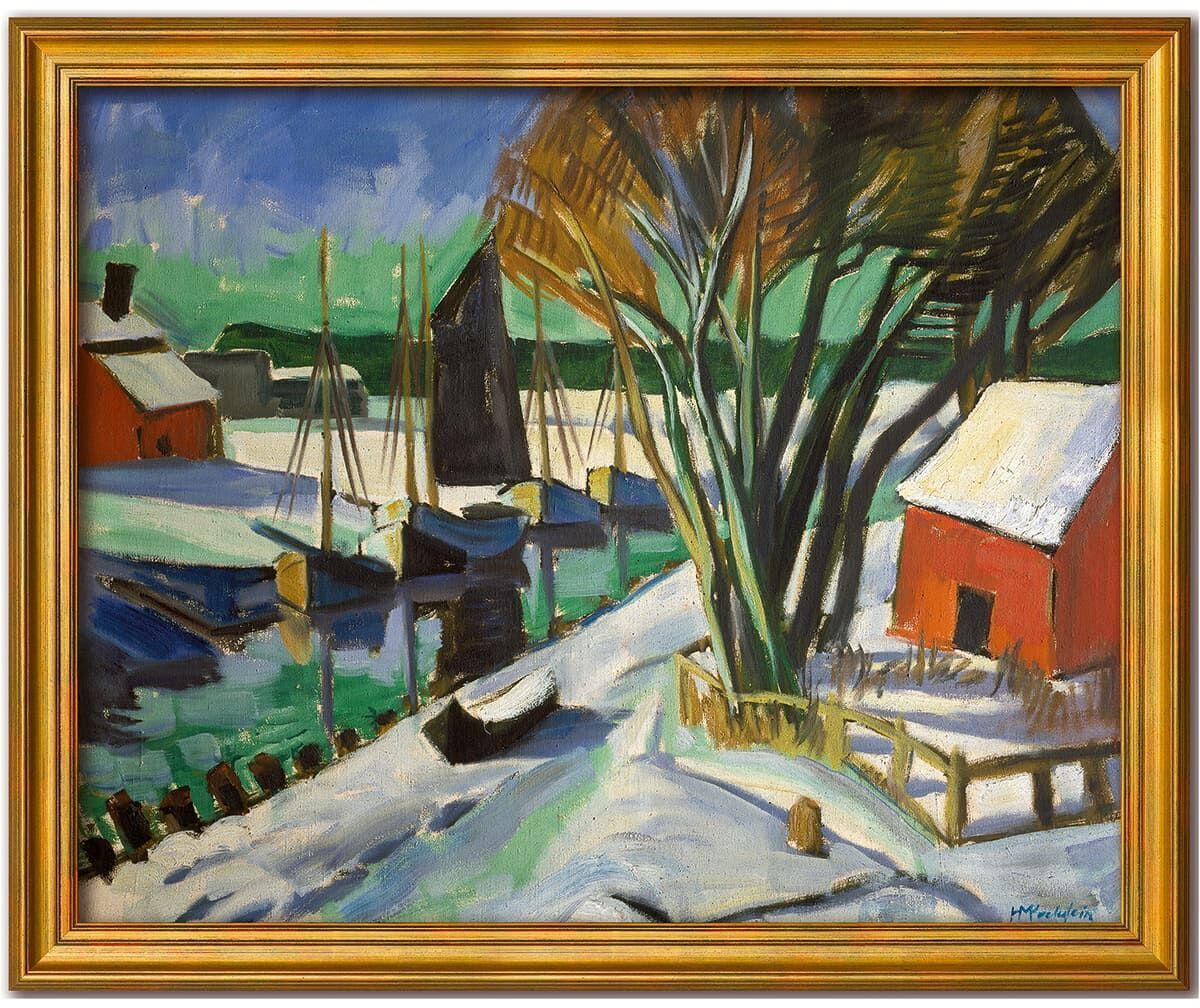 Ein Gemälde von Max Pechstein mit dem Titel »Am Strom im Winter (Leba)« von 1922 zeigt eine winterliche Hafenszene. Verschneite Boote liegen am Ufer, umgeben von schneebedeckten roten Gebäuden und kahlen Bäumen. Der Himmel ist blau mit grünen Farbtönen im Hintergrund. Das Bild ist in einem goldenen Rahmen eingefasst.