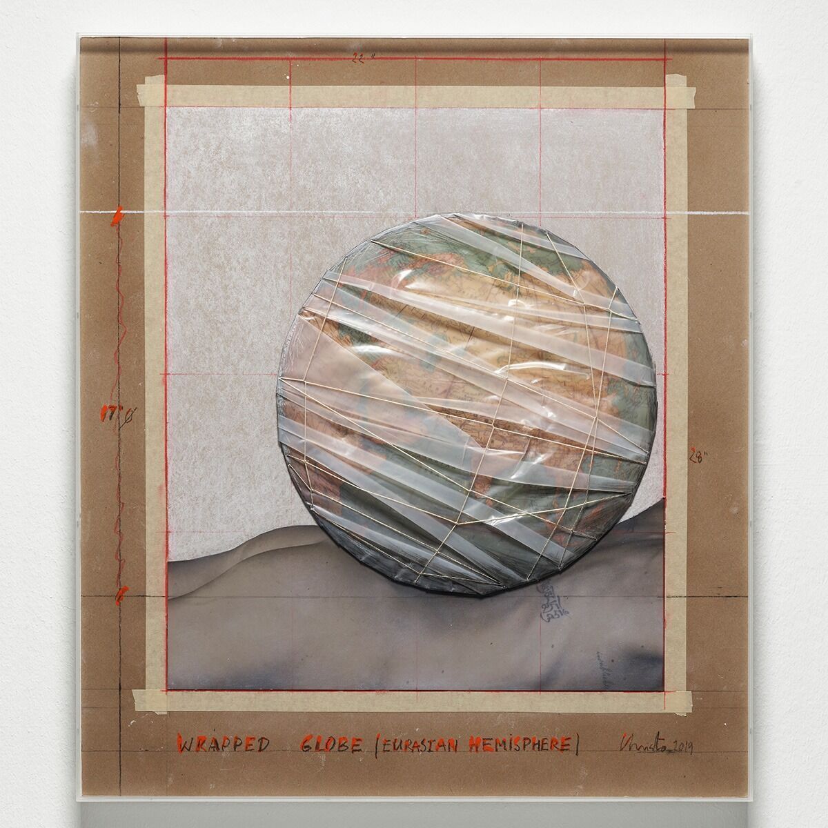 Ein Kunstwerk von Christo mit dem Titel »Wrapped Globe« in limitierter Edition. Das Bild zeigt eine verhüllte Weltkugel, umwickelt mit transparentem Material, auf einer beige-braunen Grundlage. Der Globus scheint in Pastelltönen gemalt zu sein, während das Hintergrundmaterial einen handwerklichen Touch mit rotem und gräulichem Rahmen aufweist.