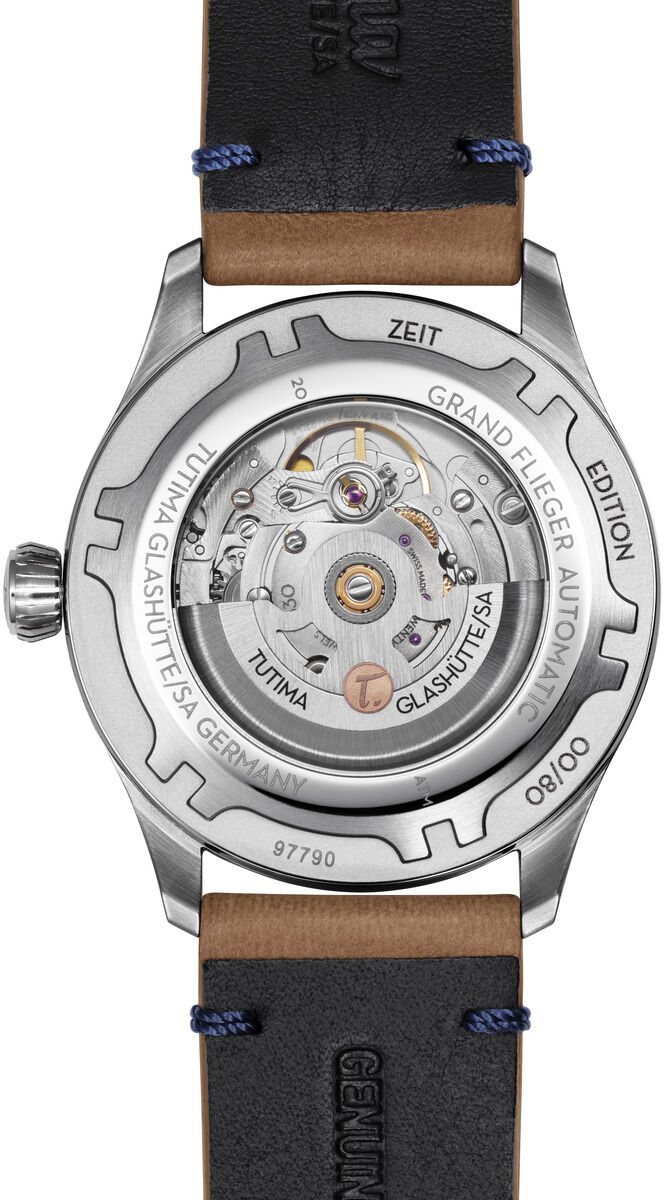 Rückansicht der Tutima Glashütte ZEIT-Sonderedition „Grand Flieger Classic Automatic“ mit Sichtboden, sichtbar feinem Automatikuhrwerk und Gravuren zur Limitierung. Das Lederarmband ist hellbraun mit schwarzen und blauen Details. Klare, hochwertige Verarbeitung.