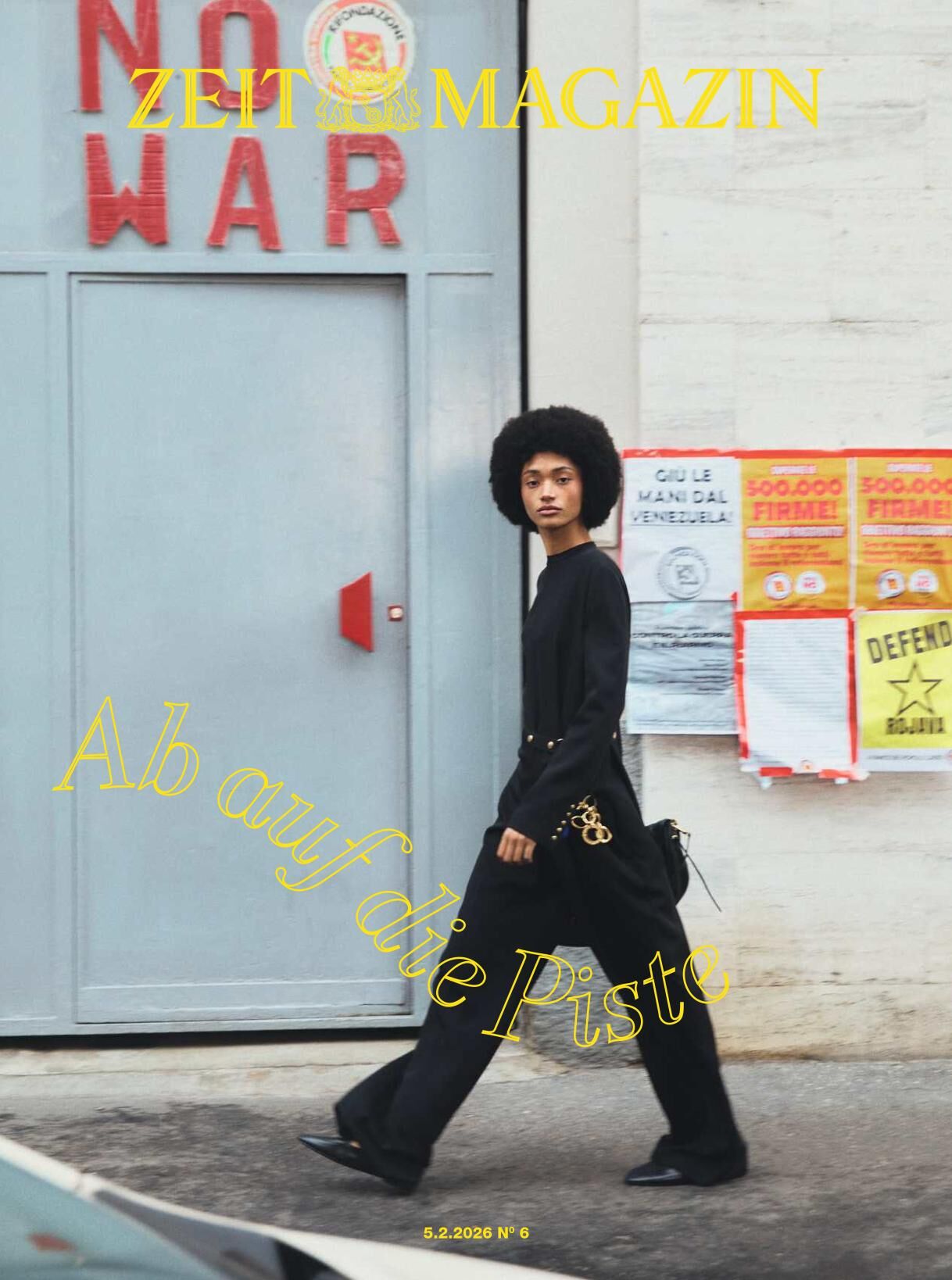 Titelbild des ZEIT Magazins 06/2026: Eine Person mit dunklem Afro und eleganter schwarzer Kleidung geht an einer grauen Wand mit der Aufschrift 'NO WAR' vorbei. Gelbe Schriftzüge wie 'Ab auf die Piste' und Magazinlogo prägen die moderne, urbane Ästhetik des Covers.
