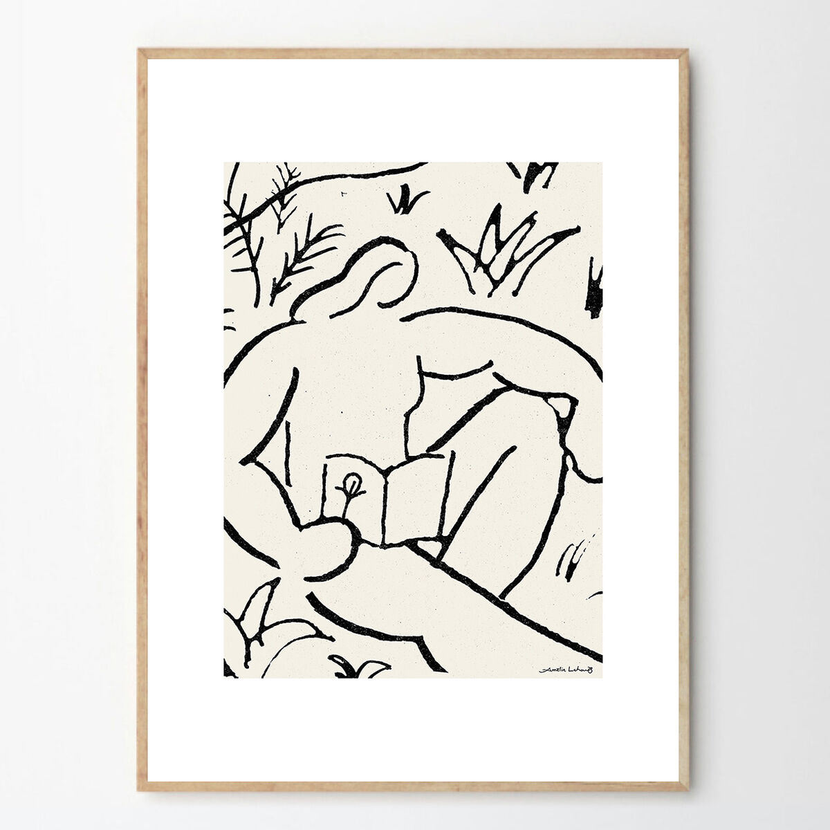 Ein abstraktes Kunstwerk von Amélie Lehoux namens 'The Reader'. Es zeigt eine minimalistische, schwarz-weiße Linienzeichnung einer liegenden Person, die ein Buch liest, umgeben von einigen skizzierten Pflanzenelementen. Das Bild ist in einem schlichten Holzrahmen.