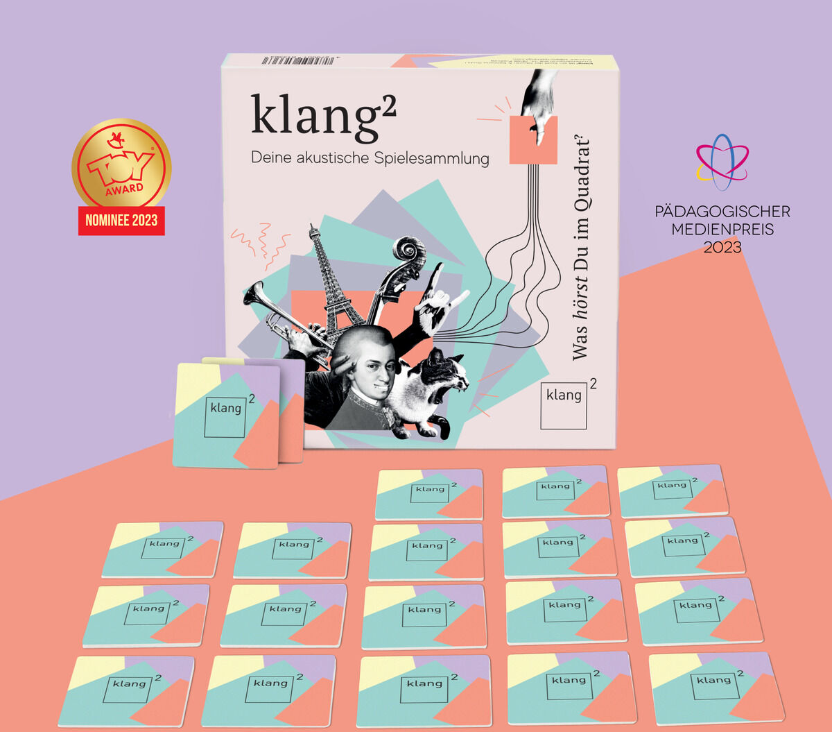 Das Produkt „klang² - QR Edition“ zeigt ein akustisches Lernspiel mit einer Schachtel und mehreren quadratischen Spielkarten, die QR-Codes und ein minimalistisches Design in Pastellfarben, insbesondere in Flieder, Türkis und Gelb, aufweisen. Zwei Auszeichnungen sind auf der Verpackung hervorgehoben: ein Preis und eine Nominierung.