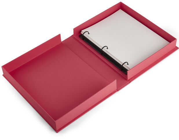 Ein geöffnetes Babyalbum mit dem Titel „Dream Big Little One“. Das Album hat einen rosafarbenen Einband, weiße Seiten und schwarze Ringbindungen.