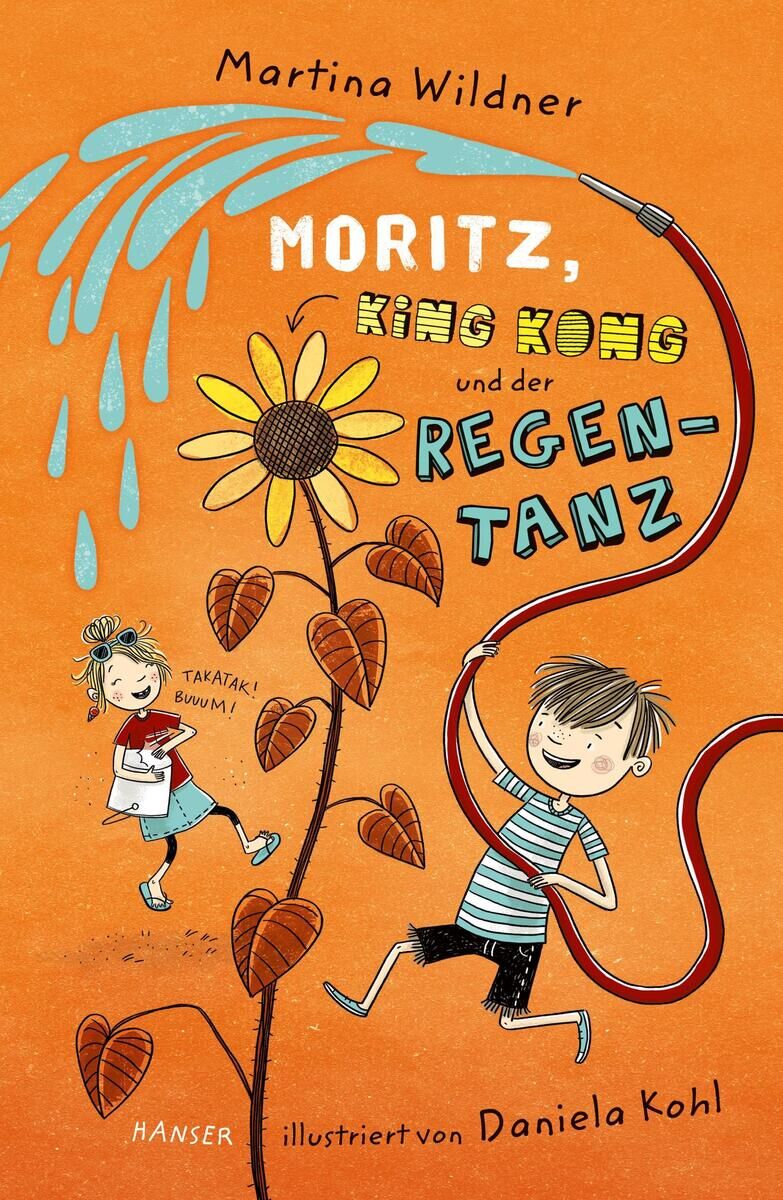 Das Buchcover zeigt zwei fröhliche Kinder. Ein Junge und ein Mädchen tanzen und lachen neben einer großen Sonnenblume. Im Hintergrund sind blaue Regentropfen auf einem orangen Hintergrund zu sehen. Der Titel des Buches: 'Moritz, King Kong und der Regentanz' steht oben in großen bunten Buchstaben.