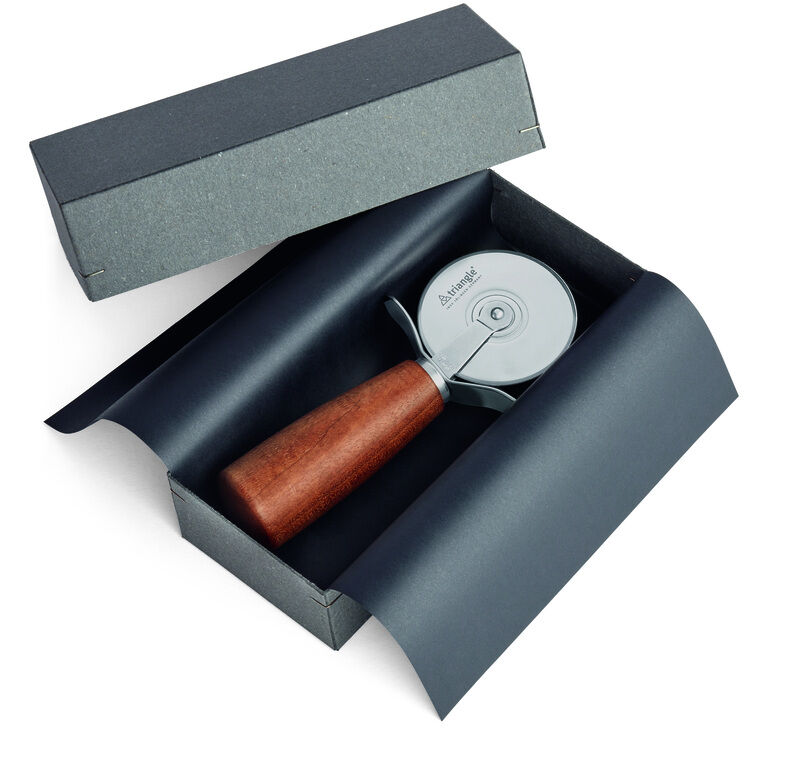 Pizzaschneider »Soul« aus Pflaumenholz, präsentiert in einer offenen schwarzen Schachtel. Der Schneider hat einen stilvollen, braunen Holzgriff und eine hochwertige silberne Edelstahlklinge.