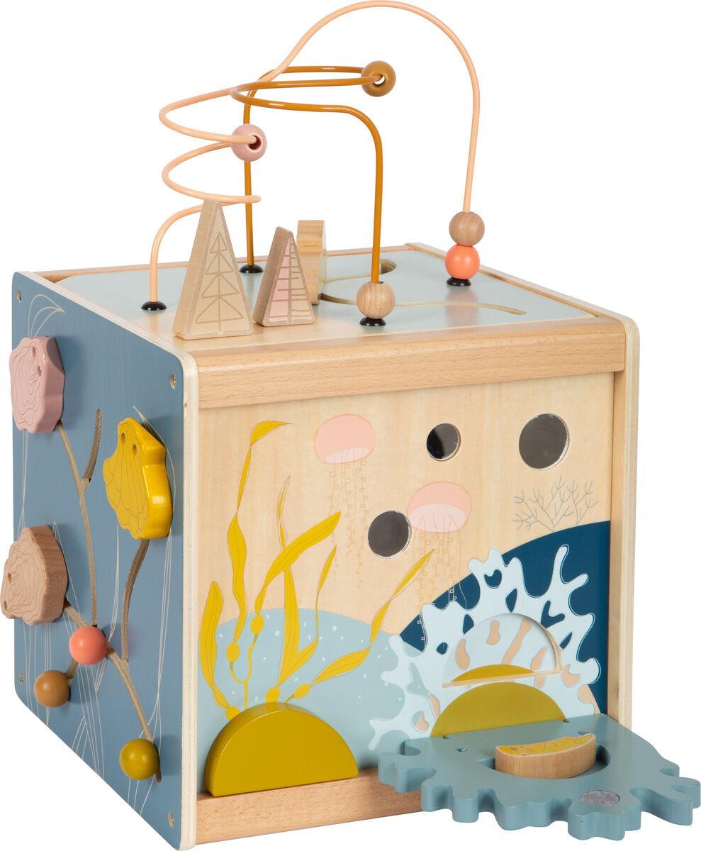 Motorikkiste »Seaside« aus Holz. Eine Seite zeigt eine Unterwasserwelt mit Fischen, Seetang und einem Zahnrad. Oben befindet sich ein motorisches Perlenlabyrinth.