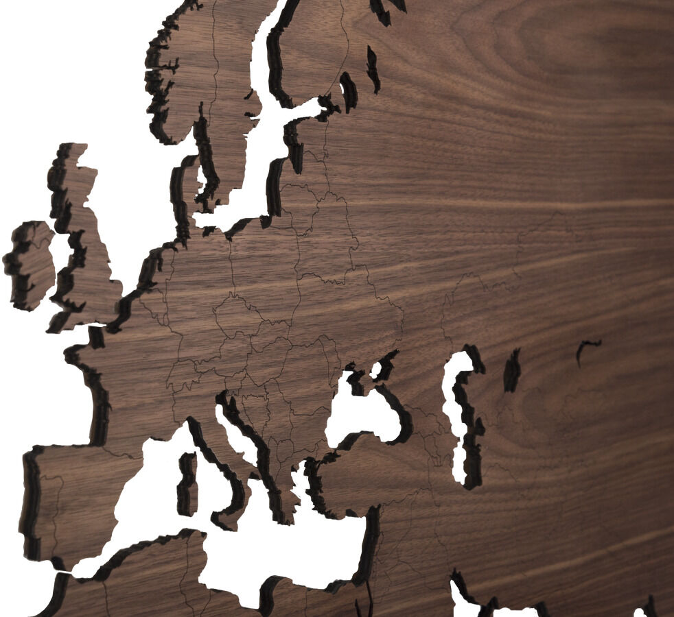 Eine detaillierte Weltkarte, aus dunklem Holz gefertigt, die exakt die Umrisse von Europa zeigt. Die Karte ist an einer weißen Wand angebracht und bietet eine elegante und moderne Wanddekoration für das Zuhause.
