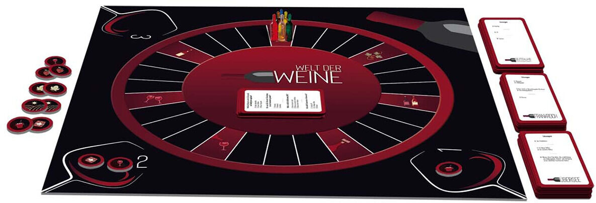 Brettspiel »Welt der Weine« mit einem runden Spielfeld in Rot und Schwarz, Spielkarten, Figuren und Zubehör verteilt auf einem Tisch.