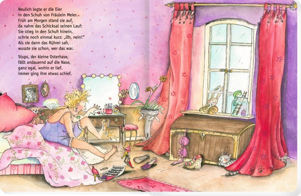 Ein illustriertes Buch zeigt ein buntes Kinderzimmer mit rosa und lila Vorhängen, einem Fenster und einem Hasen. Ein Kind sitzt auf dem Boden und liest. Die Szene ist voller farbenfroher Details.