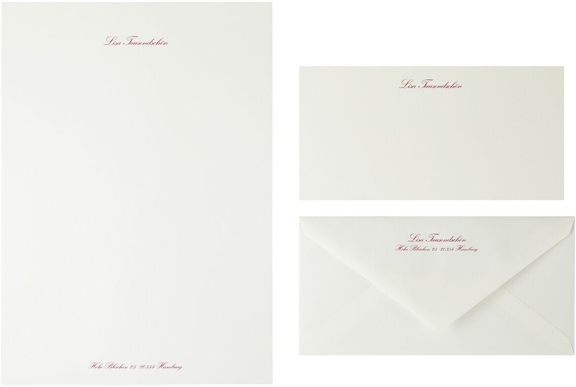 Ein Set aus A4-Briefpapier, einem kleineren Blatt und einem Umschlag in Weiß mit kirschrotem Text. Das Briefpapier hat eine elegante und minimalistische Optik, geeignet für formelle Schreiben und besondere Anlässe.