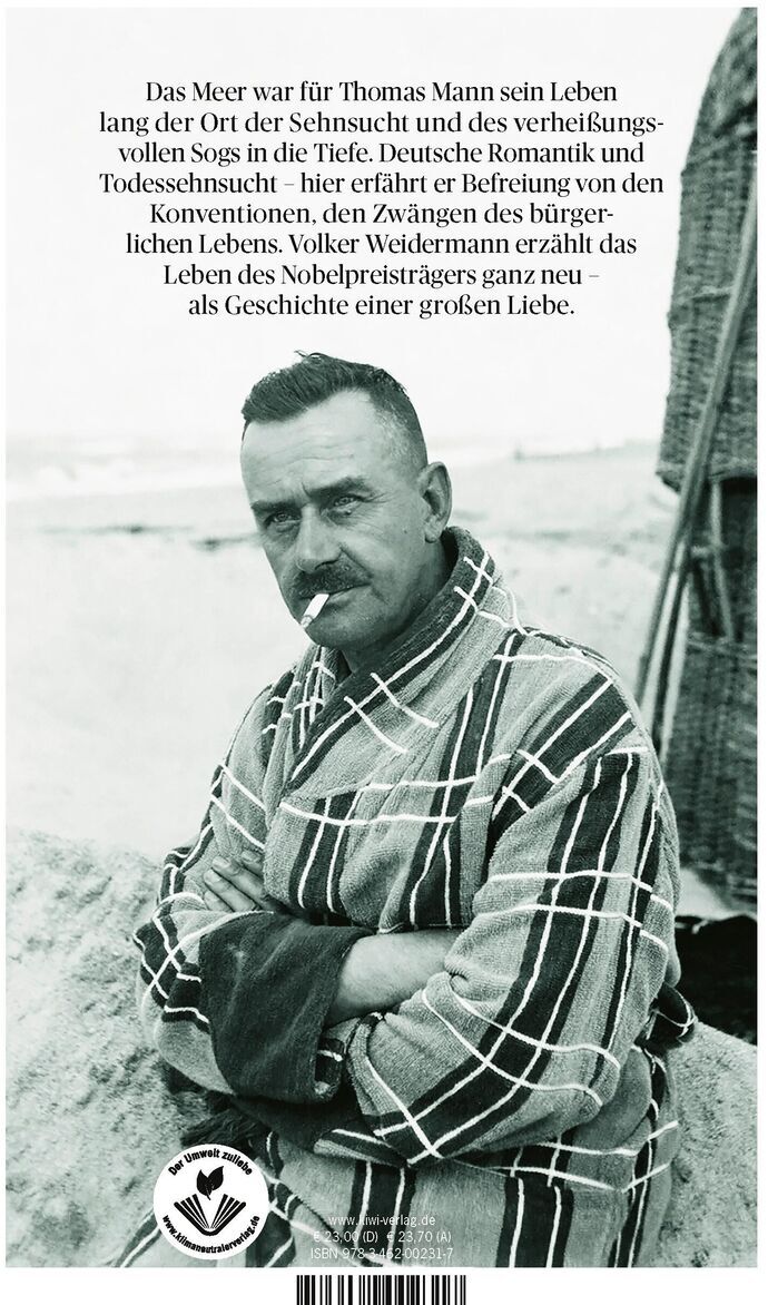 Das Buchcover von 'Mann vom Meer' von Volker Weidermann zeigt ein schwarz-weiß Foto von Thomas Mann, der in eine Decke gehüllt am Meer sitzt und in die Kamera schaut. Es gibt einen kurzen Text über das Meer als Sehnsuchtsort für Thomas Mann und Verweise auf deutsche Romantik und den Nobelpreisträger.