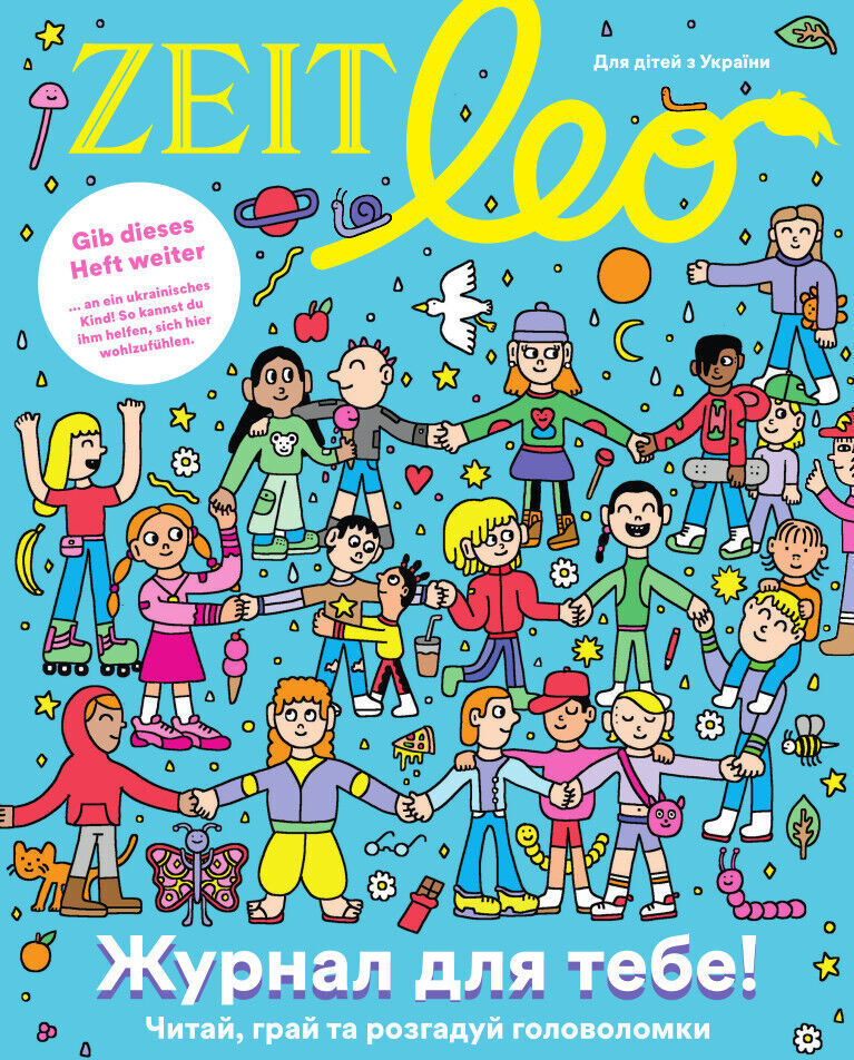 Das Cover des Magazins ZEIT LEO 4/22 zeigt eine bunte Illustration von Kindern und Figuren, die Spaß haben und verschiedene Aktivitäten ausführen. Der Hintergrund ist blau, und der Titel ist in gelb geschrieben. Es gibt Texte und Sprechblasen in verschiedenen Farben.