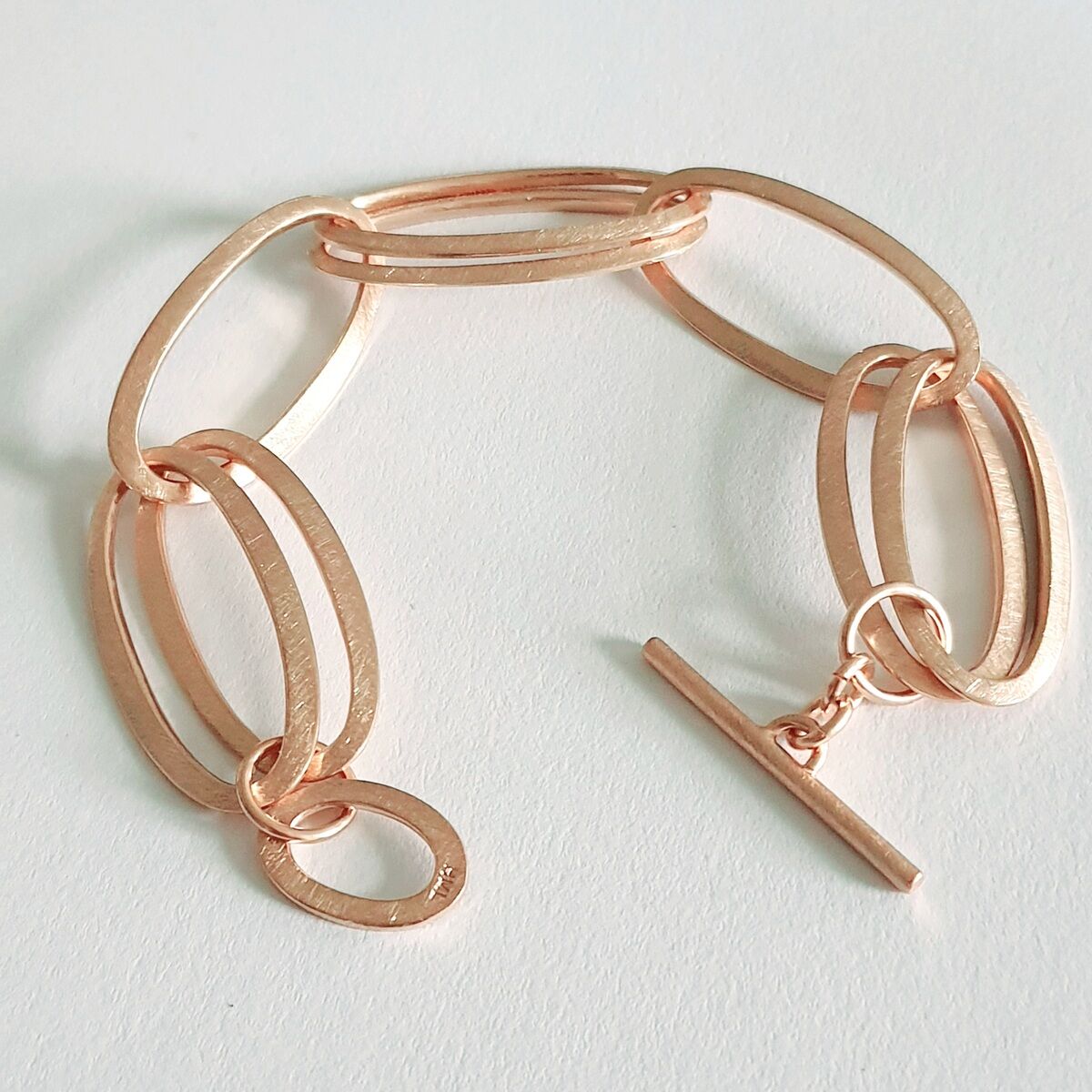 Ein elegantes HML-Armband »GRACE« in Roségold mit einem Kettendesign aus ovalen Gliedern und einem stilvollen Versteller. Das Accessoire ist schlicht und minimalistisch gestaltet, ideal für modebewusste Frauen.