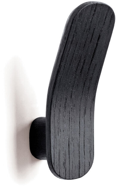 Ein Kleiderhaken aus Eichenholz, lackiert in Schwarz, montiert an einer weißen Wand. Der Haken hat ein minimalistisches Design und ist leicht gebogen.