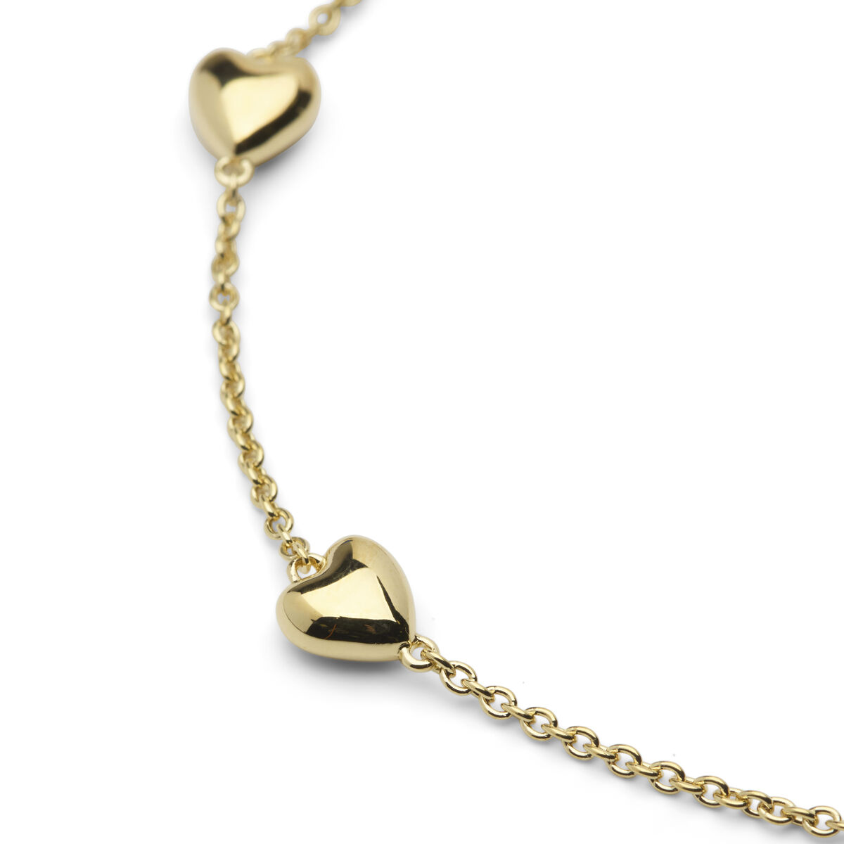 Feines goldfarbenes Armband mit drei kleinen glänzenden Herzanhängern, auf weißem Hintergrund fotografiert. Das Schmuckstück wirkt elegant, zart und romantisch. Geeignet als Geschenk zu besonderen Anlässen wie Valentinstag oder Muttertag.