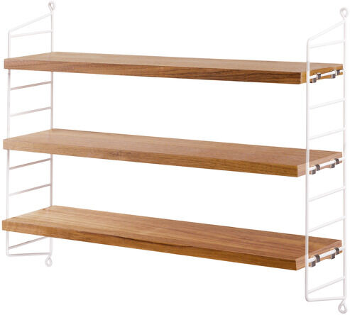 Das »String Pocket Regal« ist ein minimalistisches Regal mit drei braunen Holzböden und weißen Metallseitenteilen. Es eignet sich für verschiedene Räume wie Küche, Wohnzimmer, Schlafzimmer oder Büro.