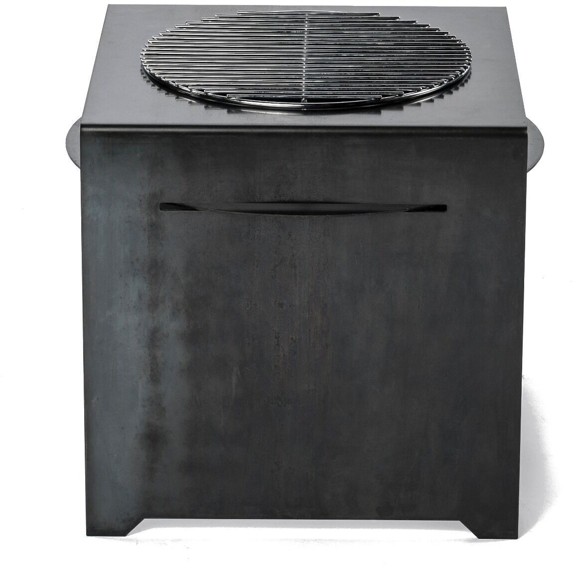 Schwarzer Grillrost auf quadratischer Feuerschale, ideal für Outdoor-Kochen und Gartenpartys.