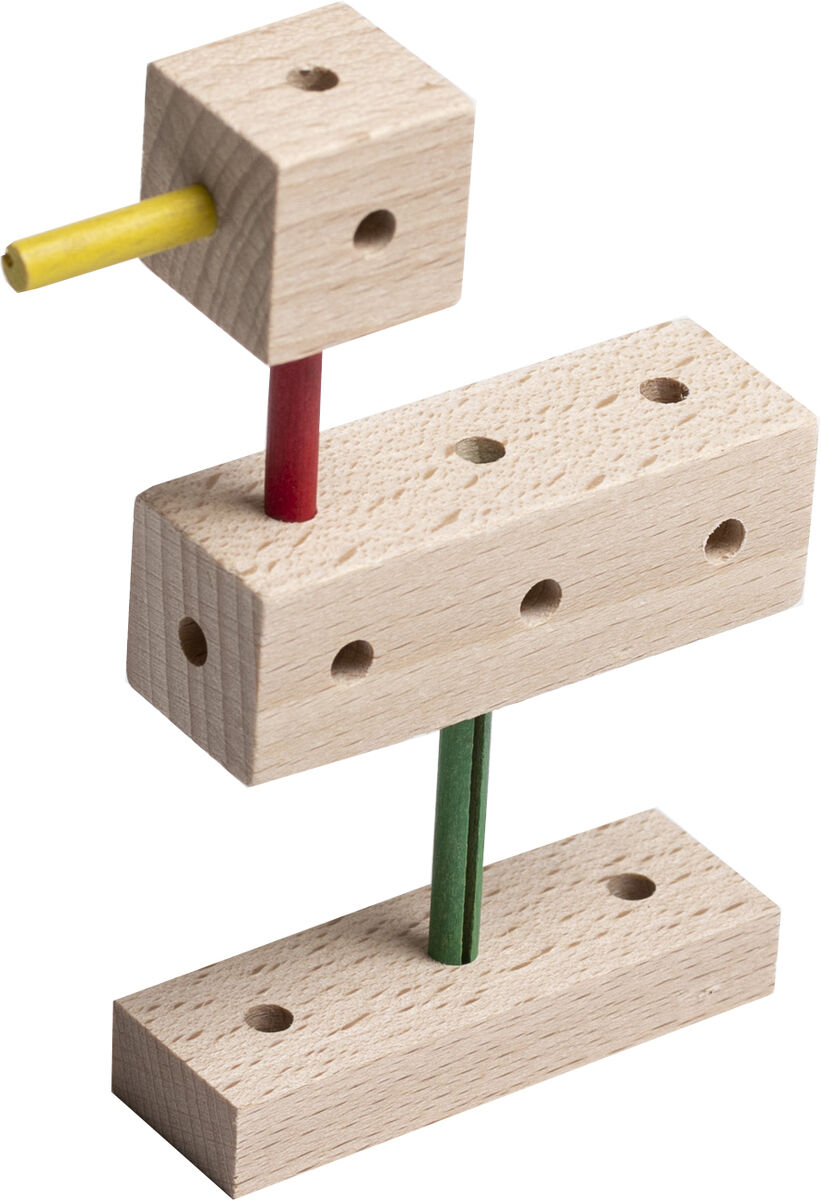 Ein Holzkonstruktionsbaukasten, genannt „Explorer E099“, bestehend aus 99 Teilen. Verschiedene Holzelemente mit Löchern und bunte Holzstäbe sind zu sehen, die zu verschiedenen Formen zusammengefügt werden können.