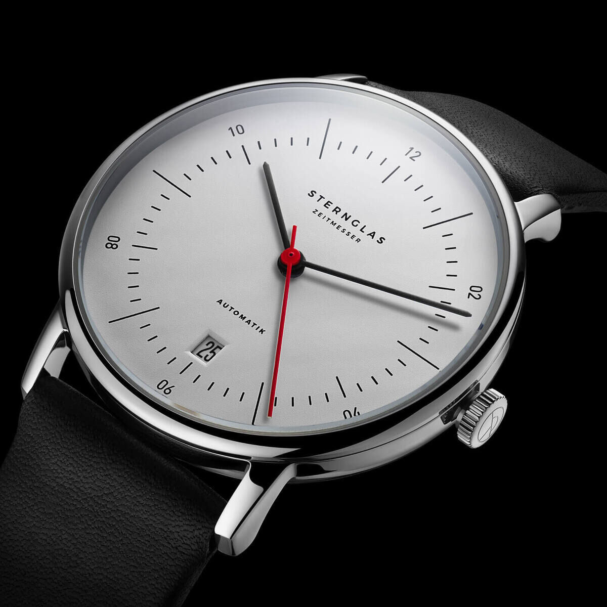ZEIT-Sonderedition »Naos Automatik« Uhr mit weißem Zifferblatt, schwarzem Armband und rotem Sekundenzeiger, präsentiert auf einem schwarzen Hintergrund.