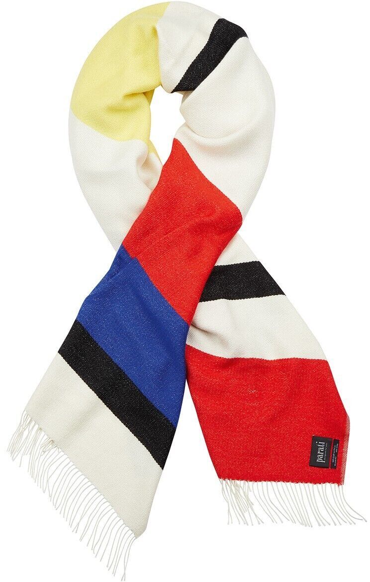Der Bauhaus-Schal von Parati zeigt ein lebendiges, geometrisches Design mit breiten Streifen in Rot, Weiß, Gelb, Blau und Schwarz. Er ist aus Wolle gestrickt und hat Fransen an den Enden.