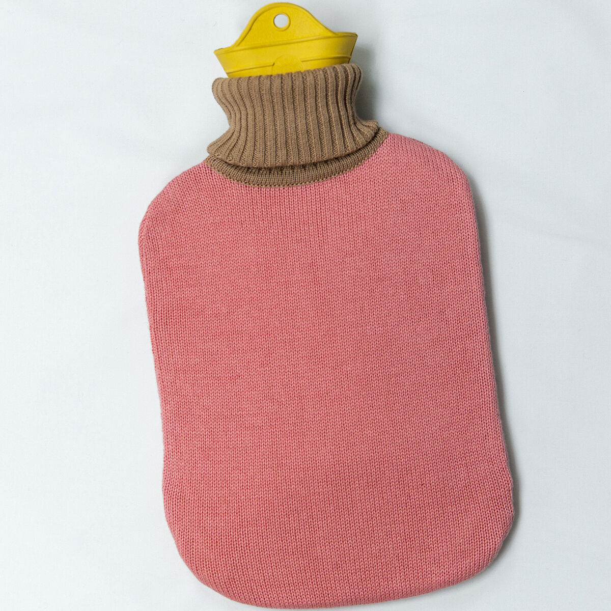 Die SUITE702 Wärmflasche 2L Pink ist mit einem gestrickten pinkfarbenen Bezug aus 100% Baumwolle und einem gelben Verschlussdeckel ausgestattet. Das Design wirkt modern und gemütlich, ideal zur Schmerzlinderung oder für mehr Komfort an kalten Tagen.